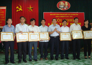 Lãnh đạo Đảng ủy Khối CCQ tỉnh trao giấy khen cho các tập thể có thành tích tham gia, đóng góp vào thành công của giải cầu lông, bóng bàn.