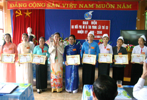 Các chi hội xuất sắc của Hội phụ nữ xã Thu Phong được nhận giấy khen của Hội phụ nữ huyện tại Đại hôi đại biểu phụ nữ xã nhiệm kỳ 2011-2016.