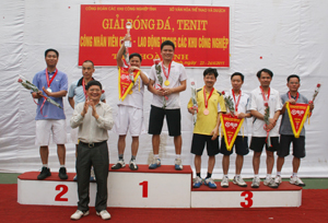 Đồng chí Vũ Hải Hồ, Trưởng Ban quản lý các khu công nghiệp trao giải cho các VĐV môn Tenis