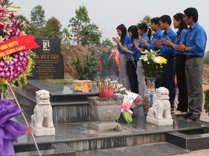 Các đại biểu viếng mộ cố Tổng Bí thư tại xã Cẩm Hưng, huyện Cẩm Xuyên