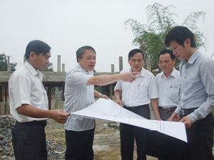 Lãnh đạo huyện Yên Thủy bám sát cơ sở chỉ đạo các nhà thẩu đẩy nhanh tiến độ thi công các công trình thủy lợi.