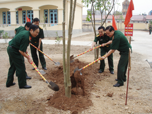 Lãnh đạo Bộ CHQS tỉnh trồng cây lưu niệm tại khuôn viên cơ quan ban CHQS thành phố Hòa Bình.