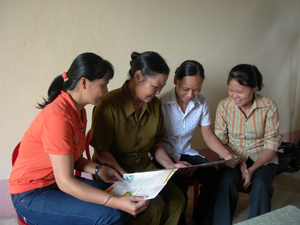 Phụ nữ thị trấn Hàng Trạm ( Yên Thủy) cùng nhau trao đổi kiến thức qua sách, báo.