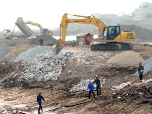 Kè, nạo vét hồ Linh Đàm thuộc dự án Thoát nước nhằm cải thiện môi trường Hà Nội. (Ảnh: Danh Lam/TTXVN).