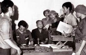 Tổng thống Việt Nam Cộng hòa Dương Văn Minh tuyên bố đầu hàng (bên cạnh là phóng viên B.Gallasch - người Đức đang bật máy ghi âm).