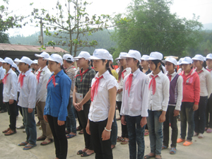 Đông đảo các em học sinh huyện Kim Bôi tham gia mít tinh, diễu hành tại buổi mít tinh hưởng ứng ngày Thế giới phòng - chống sốt rét..