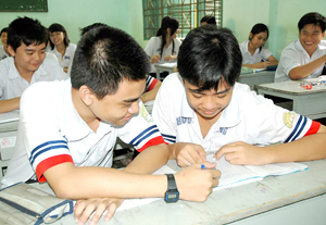 Học sinh lớp 9 Trường THCS Hồng Bàng quận 5 TPHCM trong giờ ôn thi môn Toán.