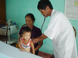 Trạm y tế xã Nhân Nghĩa ( lạc Sơn) chú trọng công tác khám chữa bệnh ban đầu cho nhân dân.