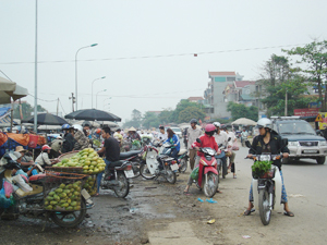 Chợ tạm ở thị trấn Lương Sơn thường xuyên gây ách tắc giao thông và ô nhiễm môi trường.