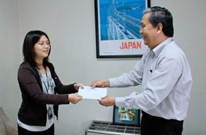 Bà Kurima Sayaka, đại diện Đại sứ quán Nhật Bản trao giấy chứng nhận cho  Chủ tịch HĐQT Công ty CP BĐS An Thịnh Hòa Bình Vũ Duy Bổng.