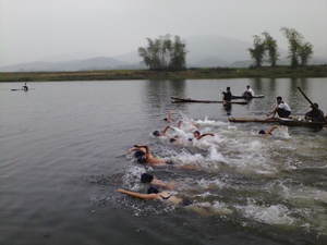 Các VĐV đua tài ở nội dung bơi vượt sông truyền thống
