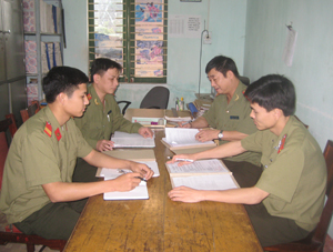 Cán bộ, chiến sỹ Đội an ninh (Công an Tân Lạc)  họp bàn xây dựng phương án bảo vệ an toàn ngày bầu cử.