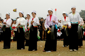 Hát sắc bùa được người dân các xã của Tân Lạc tổ chức thi trong Lễ hội khai hạ.