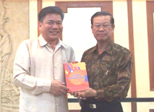 Đồng chí Hoàng Việt Cường, Bí thư Tỉnh ủy tặng Phó Thủ tướng Lào cuốn sách Hội thảo mối quan hệ đặc biệt của Tỉnh ủy Hòa Bình.