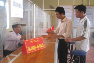 Bộ phận “một cửa” Văn phòng UBND huyện Yên Thủy hoạt động hiệu quả, đáp ứng yêu cầu của tổ chức và người dân.