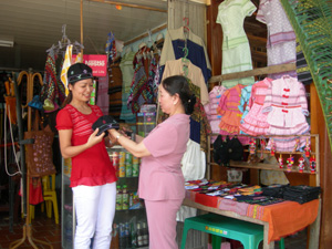 Sản phẩm dệt của người Thái được giới thiệu và bày bán tại khu du lịch Mai Châu Lodye