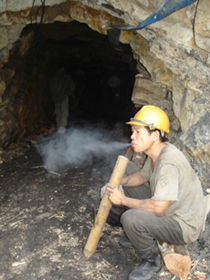 Công nhân Công ty Cổ phần khoáng sản Kim Bôi (xã Cuối Hạ) thản nhiên hút thuốc, dùng lửa tại hầm lò khai thác than, nơi có nguy cơ cháy, nổ cao.