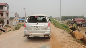 Chiếc xe do anh Nguyễn Đắc Thọ điều khiển bị bỏ lại trên đê