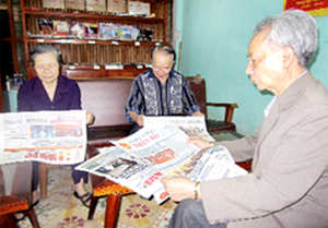 Các đảng viên tham gia CLB hưu trí TPHB nghiên cứu NQT.ư 4 trên báo Đảng.