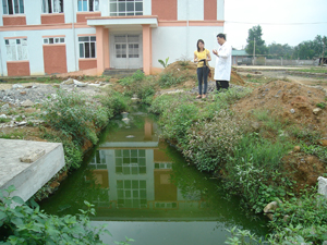 Hệ thống xử lý nước thải Bệnh viện Đa khoa huyện Tân Lạc chưa được hoàn thiện nên  gây ô nhiễm nguồn nước xung quanh.