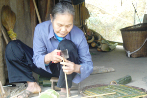 Nghề chẻ tăm mành dùng nguyên liệu từ cây luồng đã đem lại việc làm và thu nhập đáng kể cho người dân xã Hiền Lương (Đà Bắc).