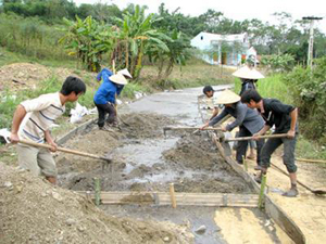 Nông dân xã Bình Nhân (Chiêm Hóa, Tuyên Quang) làm đường bê-tông nông thôn. Ảnh: DUY HÙNG