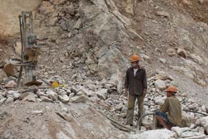 Trong quá trình tổ chức khai thác, Công ty TNHH BMC Hòa Bình còn để xảy ra hiện tượng khai thác chập tầng trên cùng một máng đá gây nguy hiểm cho người lao động