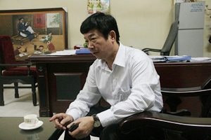 Việc hiệu trưởng Nguyễn Bá Nam cho rằng mình kiêm Bí thư chi bộ nhà trường cấp 1 nên được giảm 4 tiết/tuần là không đúng so với quy định.