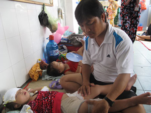 Trẻ bị bệnh tay, chân, miệng phải nằm ngoài hành lang Bệnh viện Nhi Đồng 1, TP Hồ Chí Minh.    Ảnh: Đặng Loan
