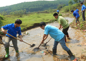 Hưởng ứng “Tháng Thanh niên” năm 2012, thanh niên xã Vũ Lâm tham gia thu gom rác thải, khơi thông cống rãnh khu vực cầu Lâm Hóa.