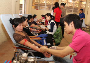 Các tình nguyện viên tham gia hiến máu tại buổi lễ.