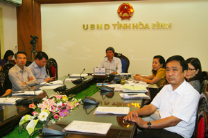 Đồng chí Trần Đăng Ninh, Phó Chủ tịch UBND tỉnh và các đại biểu tại điểm cầu Hòa Bình.