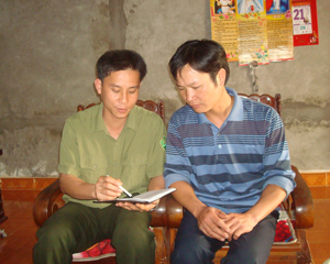 Công an xã Hào Lý vận động người dân tham gia phong trào toàn dân bảo vệ ANTQ.