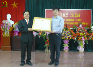 Đồng chí Nguyễn Văn Dũng, Phó Chủ tịch UBND tỉnh tặng Bằng khen của Thủ tướng Chính phủ cho cá nhân xuất sắc.