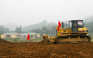 Nhà thầu đang triển khai thi công gói thầu R4 đoạn qua xã Yên Quang với các hạng mục  công việc chủ yếu là phát quang dọn sạch, đào đắp đất, cải suối, đắp cát thay đất yếu.