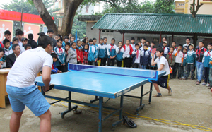 Điều kiện tập luyện của các VĐV nhỏ tuổi Mai Châu không đảm bảo nhưng mỗi khi giải được tổ chức đều thu hút sự tham gia của các VĐV và người hâm mộ. Ảnh: Một buổi thi đấu giao hữu của học sinh thị trấn Mai Châu.