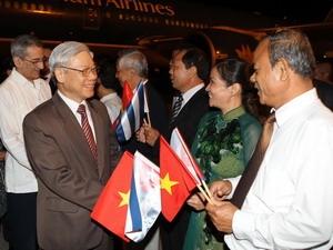 Cán bộ, nhân viên Đại sứ quán, đại diện Việt kiều và sinh viên Việt Nam đón Tổng Bí thư Nguyễn Phú Trọng tại sân bay Quốc tế José Martí.