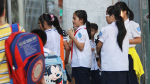 Học sinh chuẩn bị vào học thêm ở một điểm dạy tại nhà ở quận Tân Bình, TP.HCM.