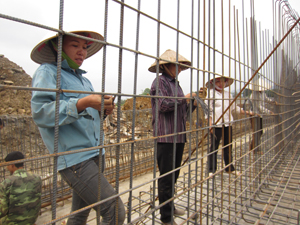 Một số người lao động làm việc tại dự án xây dựng Nhà máy xi măng Trung Sơn thuộc Tập đoàn xây dựng và du lịch Bình Minh chưa thực hiện nghiêm túc công tác ATVSLĐ trong quá trình làm việc.