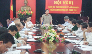 Đồng chí Bùi Văn Tỉnh, UVTư Đảng, Chủ tịch UBND tỉnh  phát biểu kết luận hội nghị.