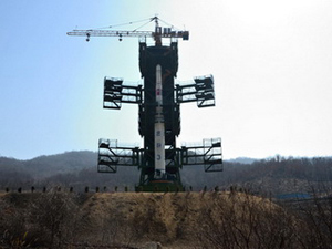 Tên lửa sắp sửa được phóng của CHDCND Triều Tiên.