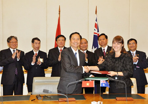 Các đại biểu tại lễ ký kết Hiệp định dẫn độ.
