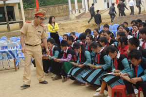 CSGT (Công an tỉnh) tuyên truyền Luật ATGT cho học sinh trường DTNT liên xã Hang Kia, Pà Cò (Mai Châu).