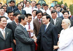 Chủ tịch nước Trương Tấn Sang gặp mặt đoàn đại biểu đại diện 100 HTX điển hình tiên tiến.