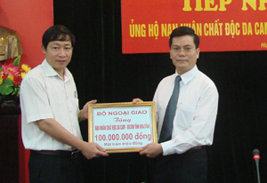 Thay mặt UBND tỉnh, đồng chí Bùi Văn Cửu, Phó Chủ tịch TT UBND tỉnh tiếp nhận 100 triệu đồng từ Bộ Ngoại giao dành cho nạn nhân chất độc da cam tỉnh ta.