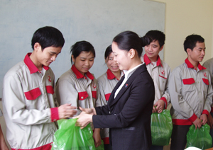 Đại diện công đoàn các KCN tỉnh trao bảo hộ lao động cho công nhân Công ty xi măng Trung Sơn.