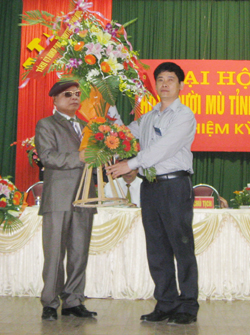 Đồng chí Nguyễn Văn Dũng, Phó Chủ tịch UBND tỉnh tặng hoa chúc mừng Đại hội.
