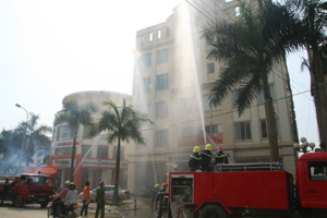 Các lực lượng chữa cháy chuyên nghiệp phối hợp với đội CCCS của Công ty TNHH Thương mại Tuổi Trẻ triển khai diễn tập chữa cháy tại Trung tâm thương mại Phú Thành Phát.