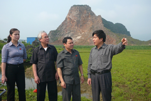 Đoàn giám sát khảo sát tại khu vực khai thác đá của Công ty cổ phần xi măng X18. 

