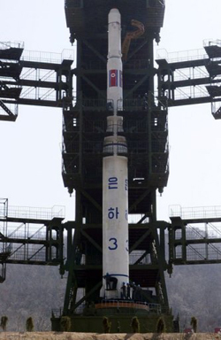 Tên lửa Unha-3 của Triều Tiên trước vụ phóng.